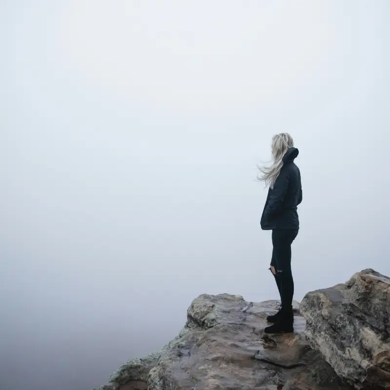 Femme seule entourée d'un épais brouillard