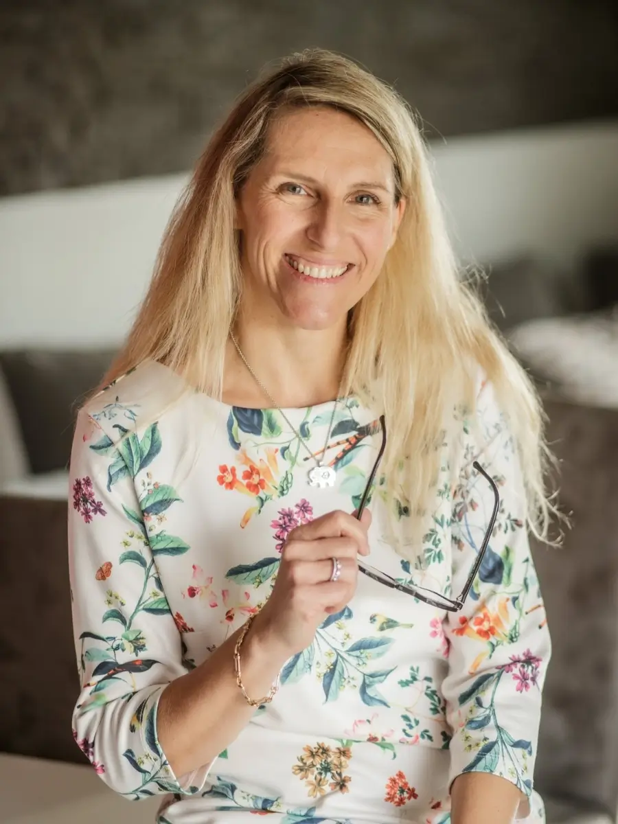 Magali Lelong, thérapeute certifiée BWRT et coach, souriante en portrait