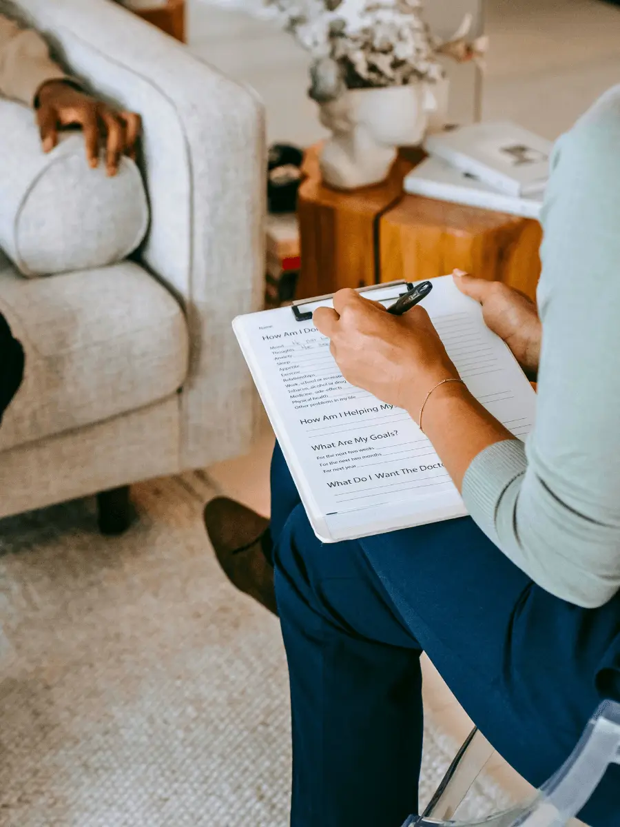 Praticienne en séance thérapeutique, accompagnement personnalisé pour trauma, anxiété et burnout