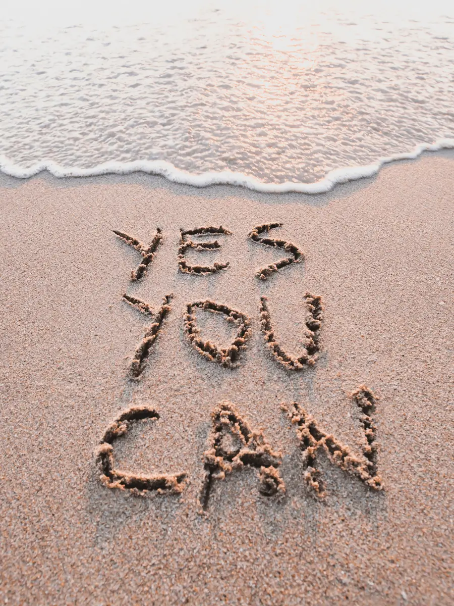 essage d'espoir écrit dans le sable au bord de l'eau – accompagnement thérapeutique vers le changement